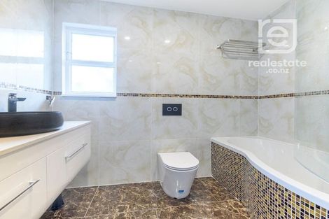 Photo of property in 11 Ingleby Place, Kelston, Auckland, 0602