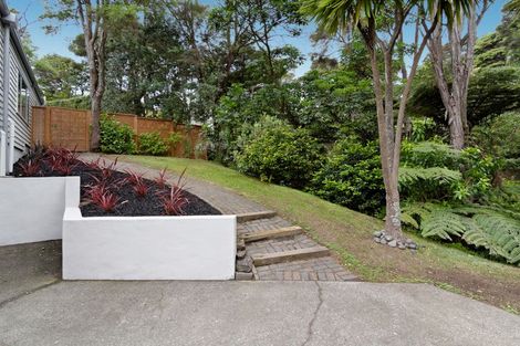 Photo of property in 11e Woodfern Crescent, Titirangi, Auckland, 0604