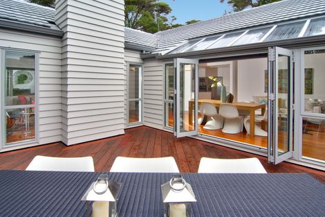 Photo of property in 11e Woodfern Crescent, Titirangi, Auckland, 0604