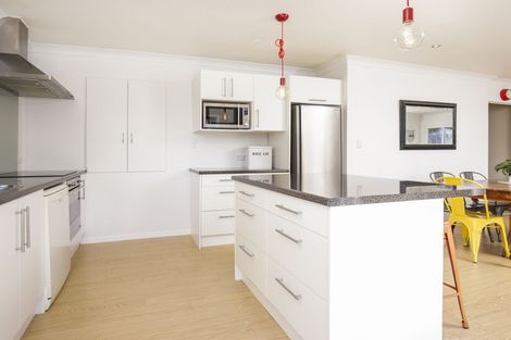 Photo of property in 2/52 West Lynn Road, Titirangi, Auckland, 0604