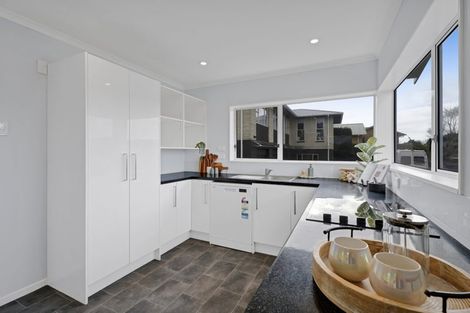 Photo of property in 10 Fairview Place, Westown, New Plymouth, 4310