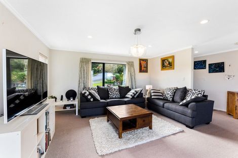Photo of property in 32 Mount Marua Drive, Timberlea, Upper Hutt, 5018
