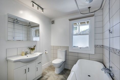 Photo of property in 12 Hadfield Terrace, Bluff Hill, Napier, 4110