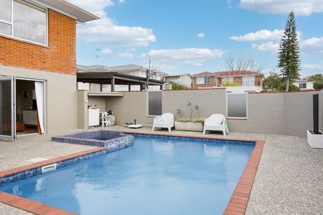 Photo of property in 5 Tanoa Place, Glendene, Auckland, 0602