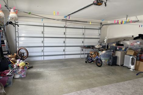 Photo of property in 18 Larmer Drive, Kumeu, 0810