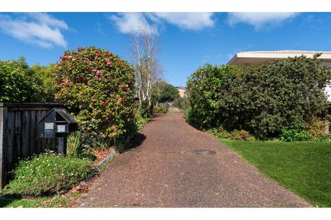 Photo of property in 29 Taupiko Place, Green Bay, Auckland, 0604