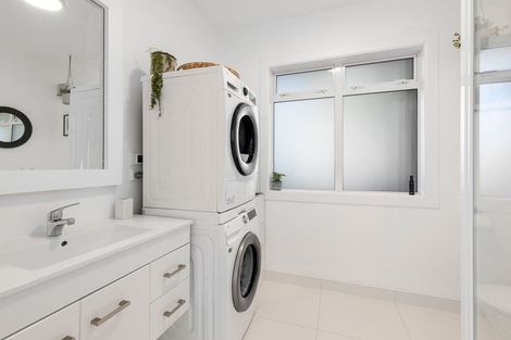 Photo of property in 277 Queens Drive, Lyall Bay, Wellington, 6022
