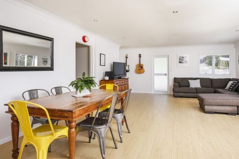 Photo of property in 2/52 West Lynn Road, Titirangi, Auckland, 0604