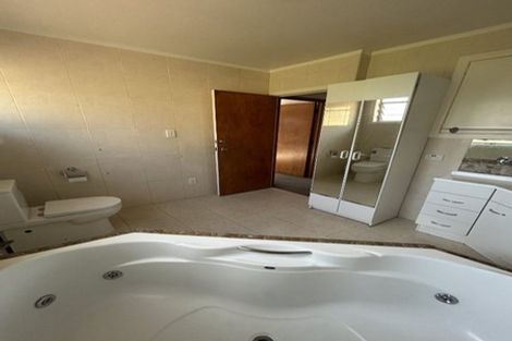 Photo of property in 19 South Lynn Road, Titirangi, Auckland, 0604