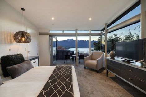 Photo of property in 6 Whitbourn Place, Fernhill, Queenstown, 9300