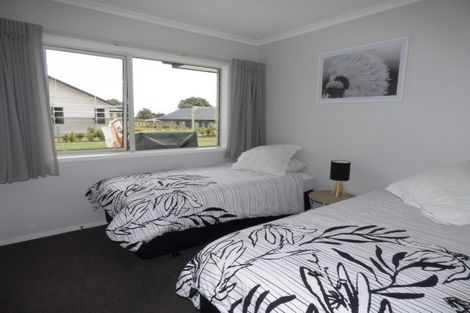 Photo of property in 12 Oakmont Crescent, Waiwhakaiho, New Plymouth, 4312