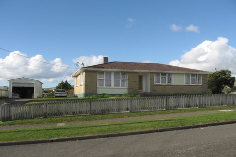 Photo of property in 2 Somerset Place, Cannons Creek, Porirua, 5024