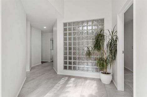 Photo of property in 11 Tyrico Close, Unsworth Heights, Auckland, 0632