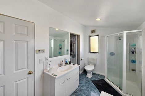 Photo of property in 82a Stewart Drive, Newlands, Wellington, 6037