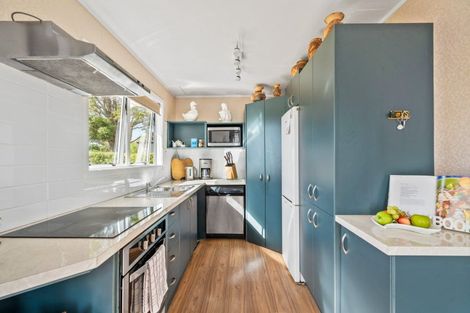 Photo of property in 11 Karoro Road, One Tree Point, 0118