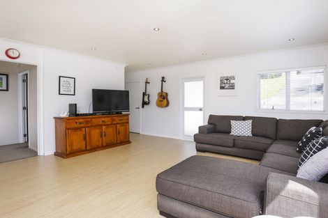 Photo of property in 2/52 West Lynn Road, Titirangi, Auckland, 0604