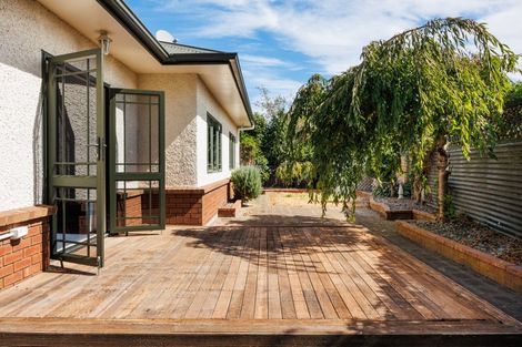Photo of property in 12 Franklin Avenue, Hokowhitu, Palmerston North, 4410