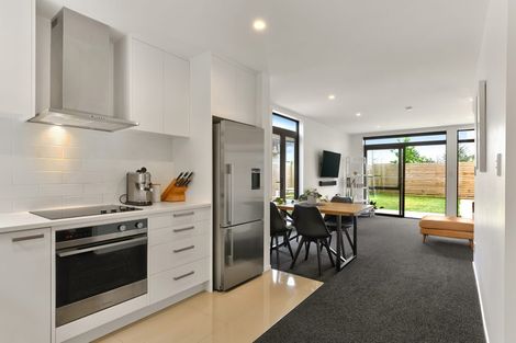 Photo of property in 13/15 Chivalry Road, Glenfield, Auckland, 0629
