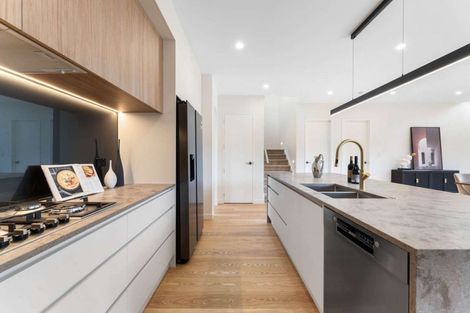 Photo of property in 16 Mcmenamin Place, Fairview Heights, Auckland, 0632