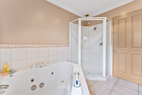 Photo of property in 12 Stonedge Lane, Rosedale, Auckland, 0632