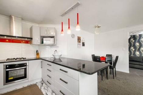 Photo of property in 18 Jamaica Place, Blockhouse Bay, Auckland, 0600