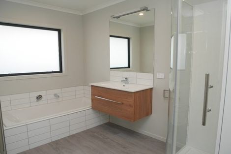 Photo of property in 11 Kingi Te Ahoaho Place, Otaki, 5512