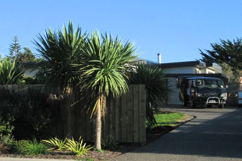 Photo of property in 28 Rangihiroa Street, Waikanae Beach, Waikanae, 5036