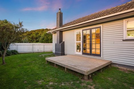 Photo of property in 44 Grays Road, Plimmerton, Porirua, 5026