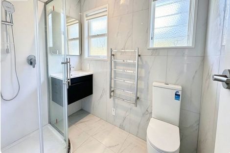 Photo of property in 4 Ayton Drive, Totara Vale, Auckland, 0629