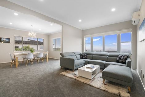 Photo of property in 8 Oak View Terrace, Schnapper Rock, Auckland, 0632