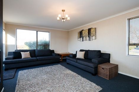 Photo of property in 15 Cumberland Place, Kelvin Grove, Palmerston North, 4414