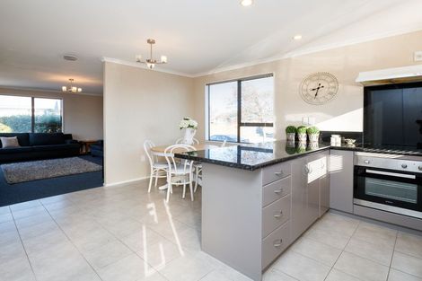 Photo of property in 15 Cumberland Place, Kelvin Grove, Palmerston North, 4414