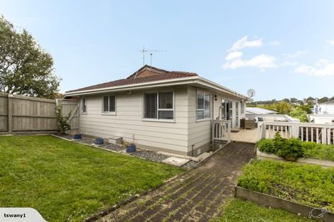 Photo of property in 1/20 Lambrown Drive, Totara Vale, Auckland, 0629
