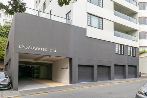 Photo of property in Broadwater Apartments, 214 Oriental Parade, Oriental Bay, Wellington, 6011