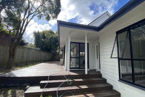 Photo of property in 81 Totaravale Drive, Totara Vale, Auckland, 0629