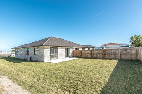 Photo of property in 6a Cross Street, Castlecliff, Whanganui, 4501