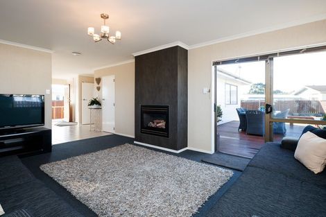 Photo of property in 15 Cumberland Place, Kelvin Grove, Palmerston North, 4414