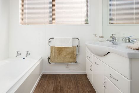 Photo of property in 15 Cumberland Place, Kelvin Grove, Palmerston North, 4414