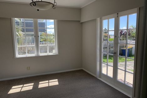 Photo of property in 1 Miltonia Avenue, Te Atatu South, Auckland, 0610