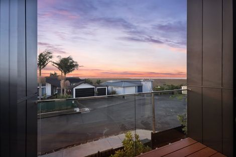 Photo of property in 27a Dawnhaven Drive, Te Atatu Peninsula, Auckland, 0610