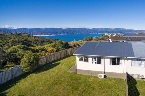Photo of property in 15b Bayswater Place, Newlands, Wellington, 6037