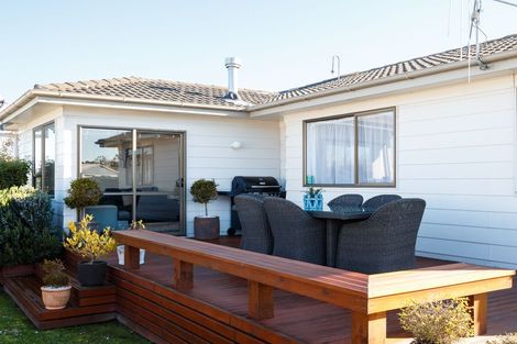 Photo of property in 15 Cumberland Place, Kelvin Grove, Palmerston North, 4414