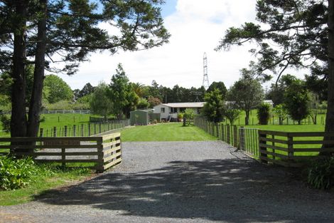 Photo of property in 253 Boord Crescent, Kumeu, 0891