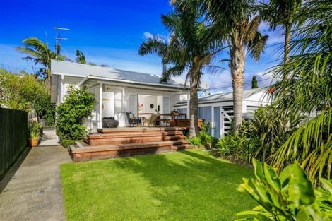 Photo of property in 2/98 Eversleigh Road, Belmont, Auckland, 0622