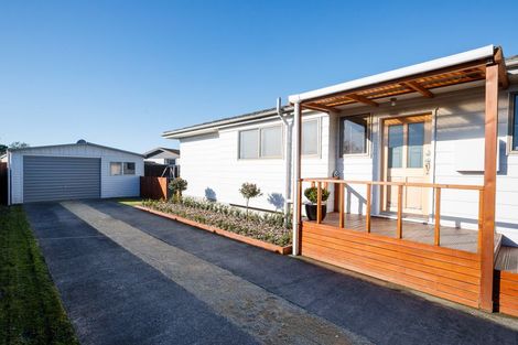 Photo of property in 15 Cumberland Place, Kelvin Grove, Palmerston North, 4414