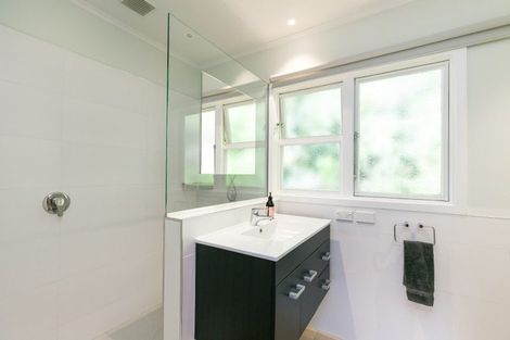 Photo of property in 17 Woodhouse Avenue, Karori, Wellington, 6012