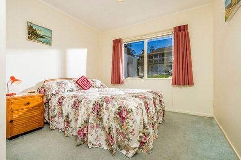 Photo of property in 2/335 Wairau Road, Totara Vale, Auckland, 0627