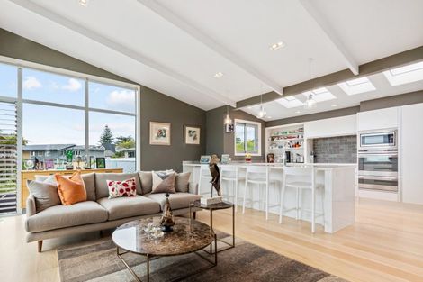 Photo of property in 6 Pleasant Place, Mellons Bay, Auckland, 2014