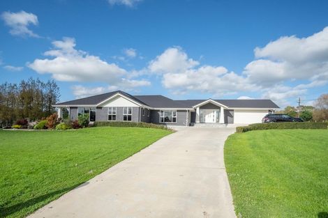 Photo of property in 2 Tutakarae Road, Kelvin Grove, Palmerston North, 4470