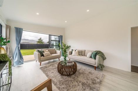 Photo of property in 8 Whitten Way, Wallaceville, Upper Hutt, 5018